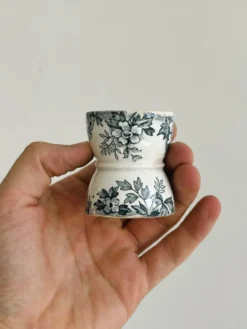 Lot de 4 coquetiers en faïence ancienne
