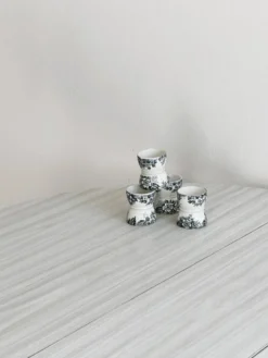 Lot de 4 coquetiers en faïence ancienne