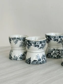 Lot de 4 coquetiers en faïence ancienne