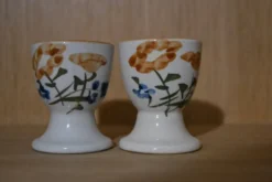 Lot de 2 coquetiers à motif floral.