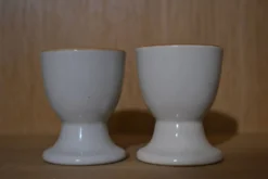 Lot de 2 coquetiers à motif floral.