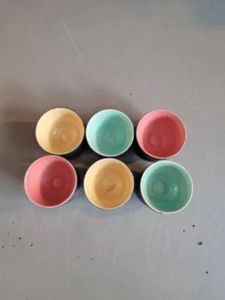Lot de 6 coquetiers noir et couleur en céramique