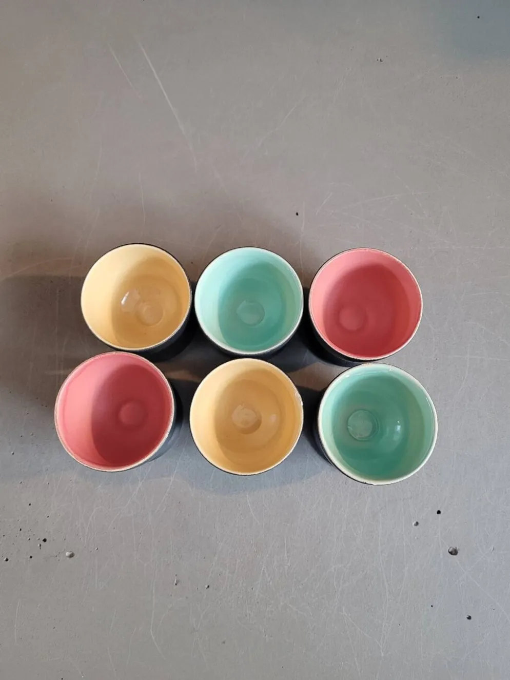 Lot de 6 coquetiers noir et couleur en céramique