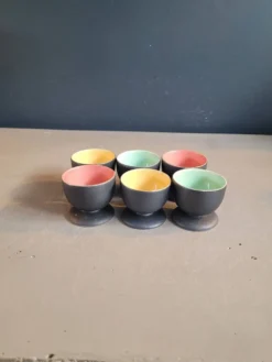 Lot de 6 coquetiers noir et couleur en céramique