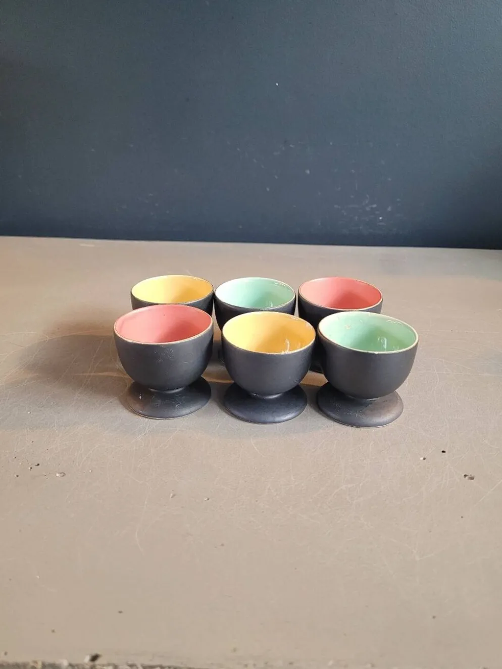 Lot de 6 coquetiers noir et couleur en céramique