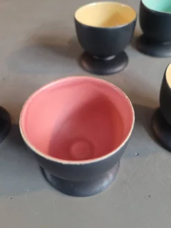 Lot de 6 coquetiers noir et couleur en céramique