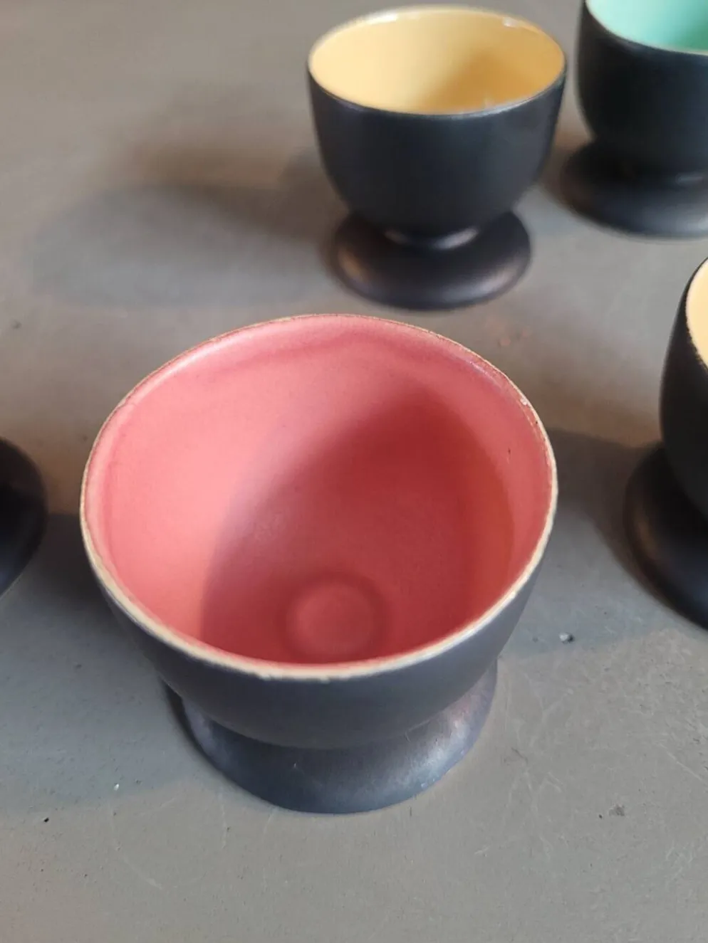 Lot de 6 coquetiers noir et couleur en céramique