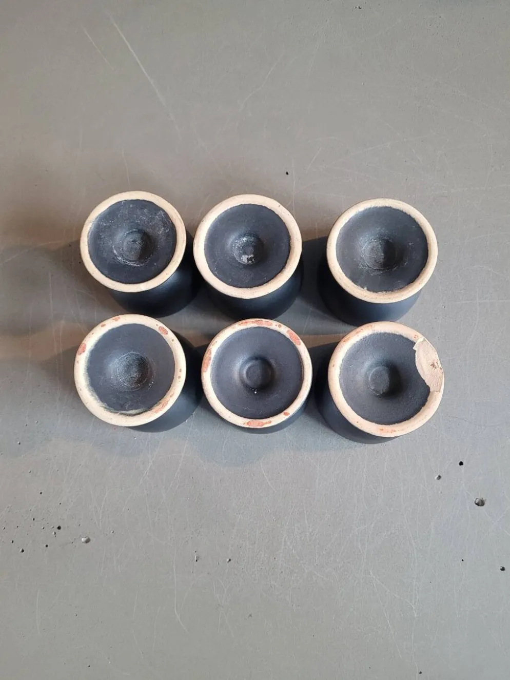 Lot de 6 coquetiers noir et couleur en céramique