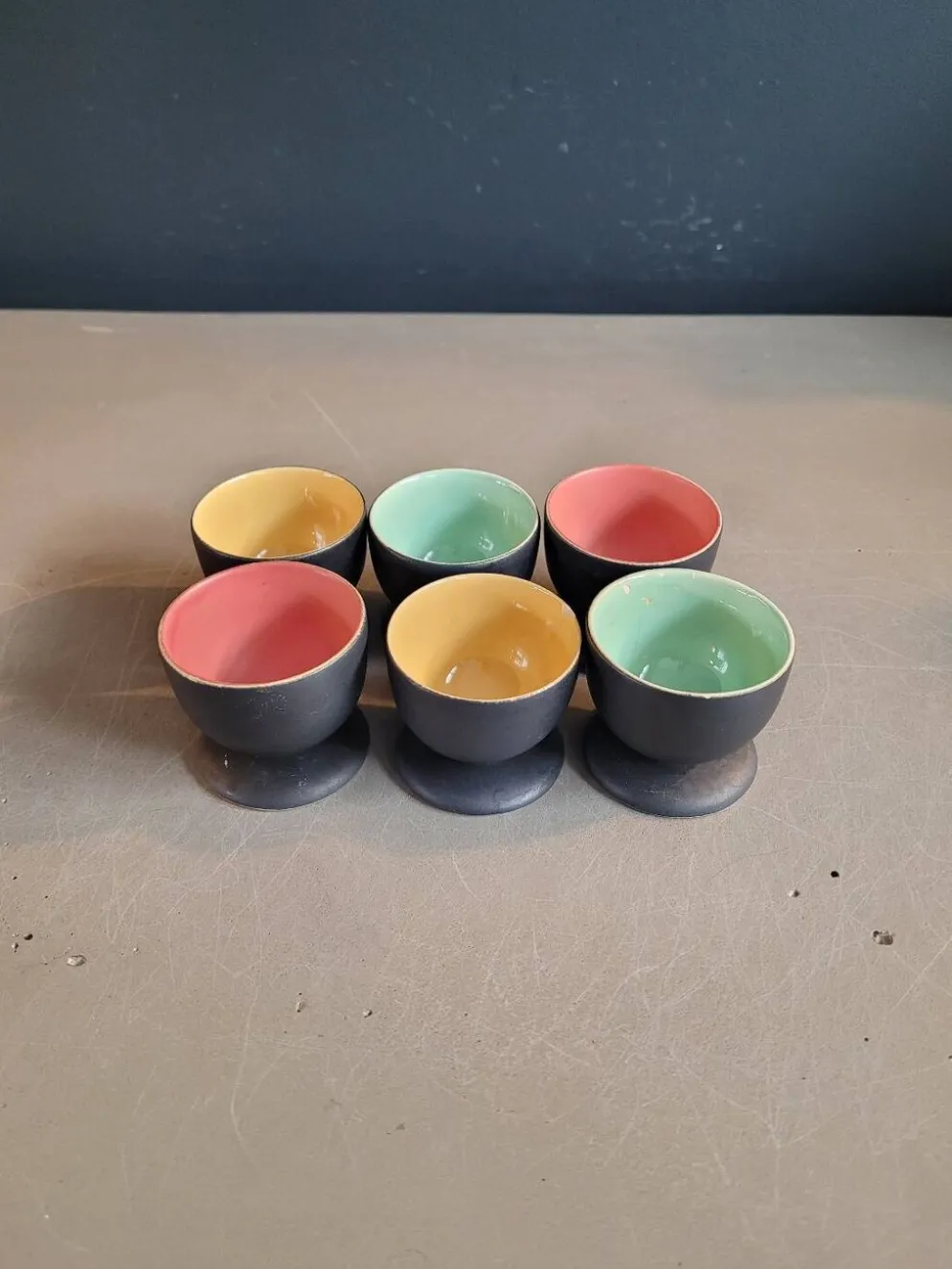 Lot de 6 coquetiers noir et couleur en céramique