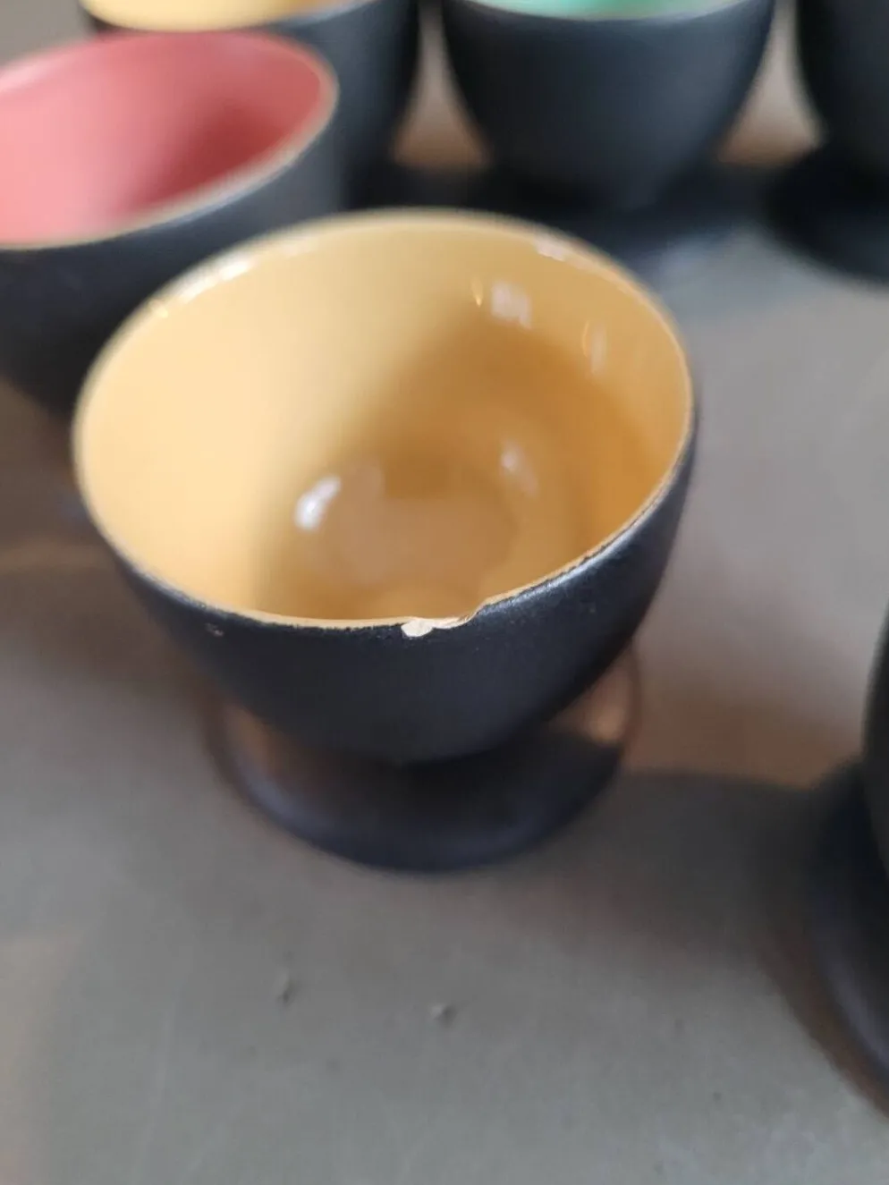 Lot de 6 coquetiers noir et couleur en céramique