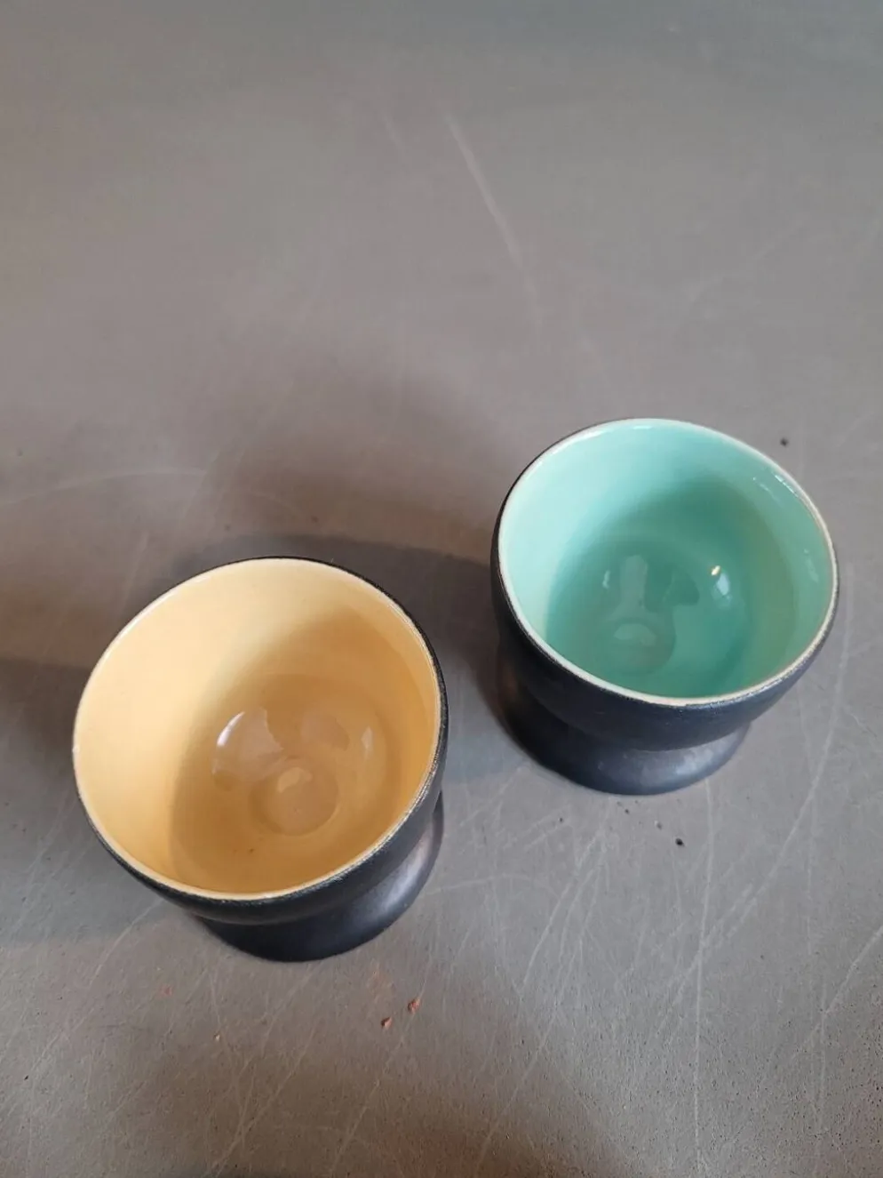 Lot de 6 coquetiers noir et couleur en céramique