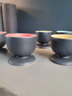 Lot de 6 coquetiers noir et couleur en céramique