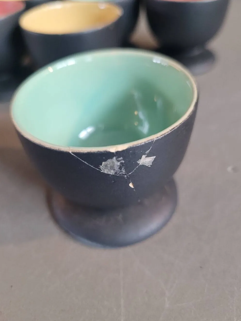 Lot de 6 coquetiers noir et couleur en céramique