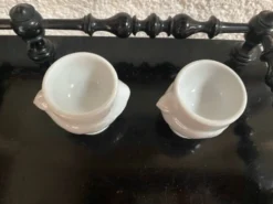 Lotde 2 coquetiers « poule» en porcelaine