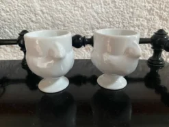 Lotde 2 coquetiers « poule» en porcelaine