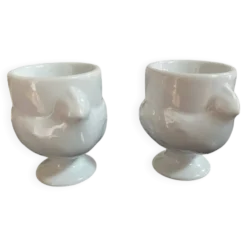 Lotde 2 coquetiers « poule» en porcelaine