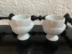 Lotde 2 coquetiers « poule» en porcelaine