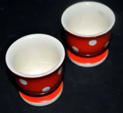 Lot de 2 coquetiers vintage en faïence rouge à pois blanc 5cm