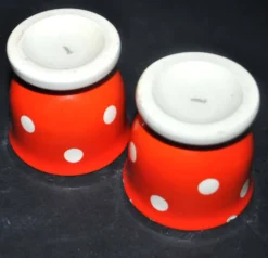 Lot de 2 coquetiers vintage en faïence rouge à pois blanc 5cm