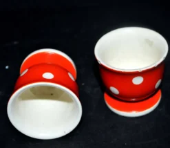 Lot de 2 coquetiers vintage en faïence rouge à pois blanc 5cm