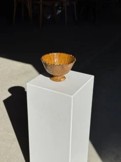 Lot de 2 coupes artisanales sur pied en terre cuite vernissée verte et brun