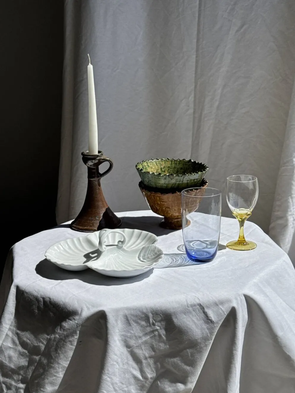 Lot de 2 coupes artisanales sur pied en terre cuite vernissée verte et brun