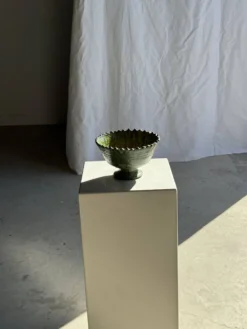 Lot de 2 coupes artisanales sur pied en terre cuite vernissée verte et brun