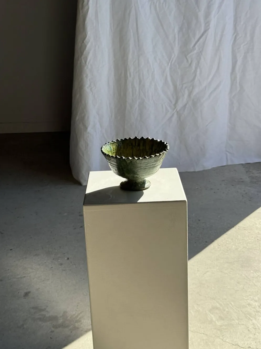Lot de 2 coupes artisanales sur pied en terre cuite vernissée verte et brun