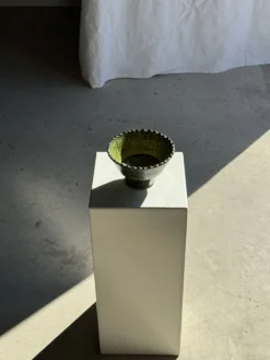 Lot de 2 coupes artisanales sur pied en terre cuite vernissée verte et brun