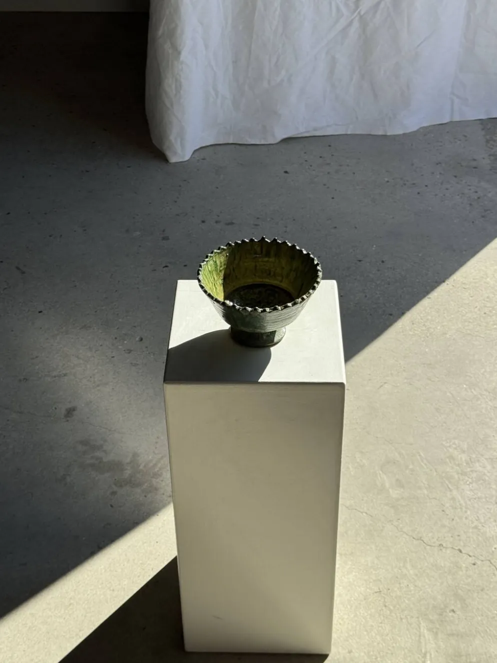 Lot de 2 coupes artisanales sur pied en terre cuite vernissée verte et brun