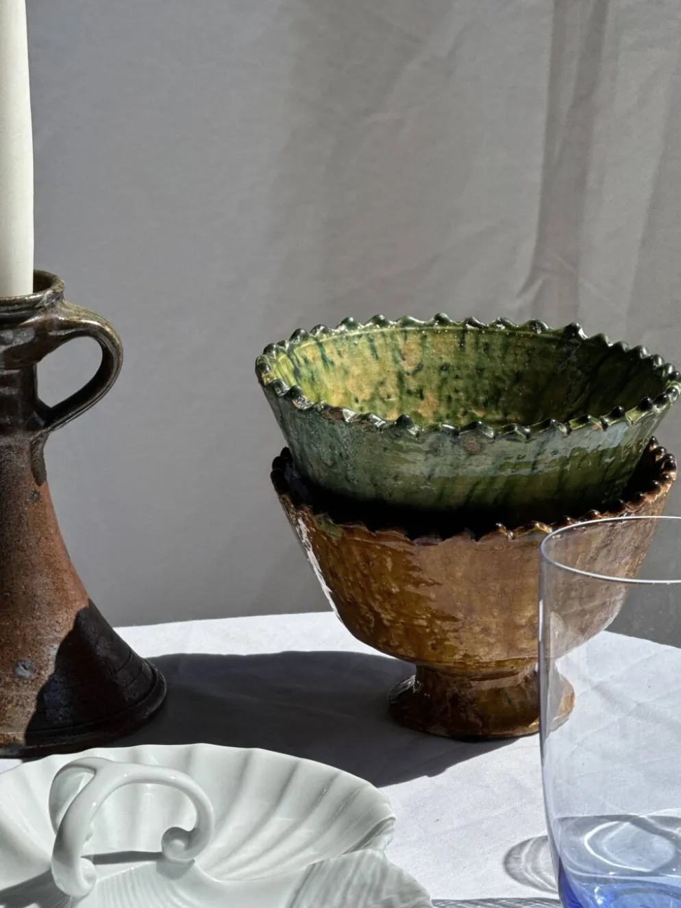 Lot de 2 coupes artisanales sur pied en terre cuite vernissée verte et brun