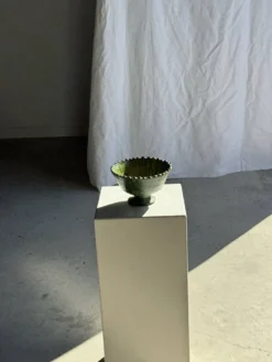 Lot de 2 coupes artisanales sur pied en terre cuite vernissée verte et brun