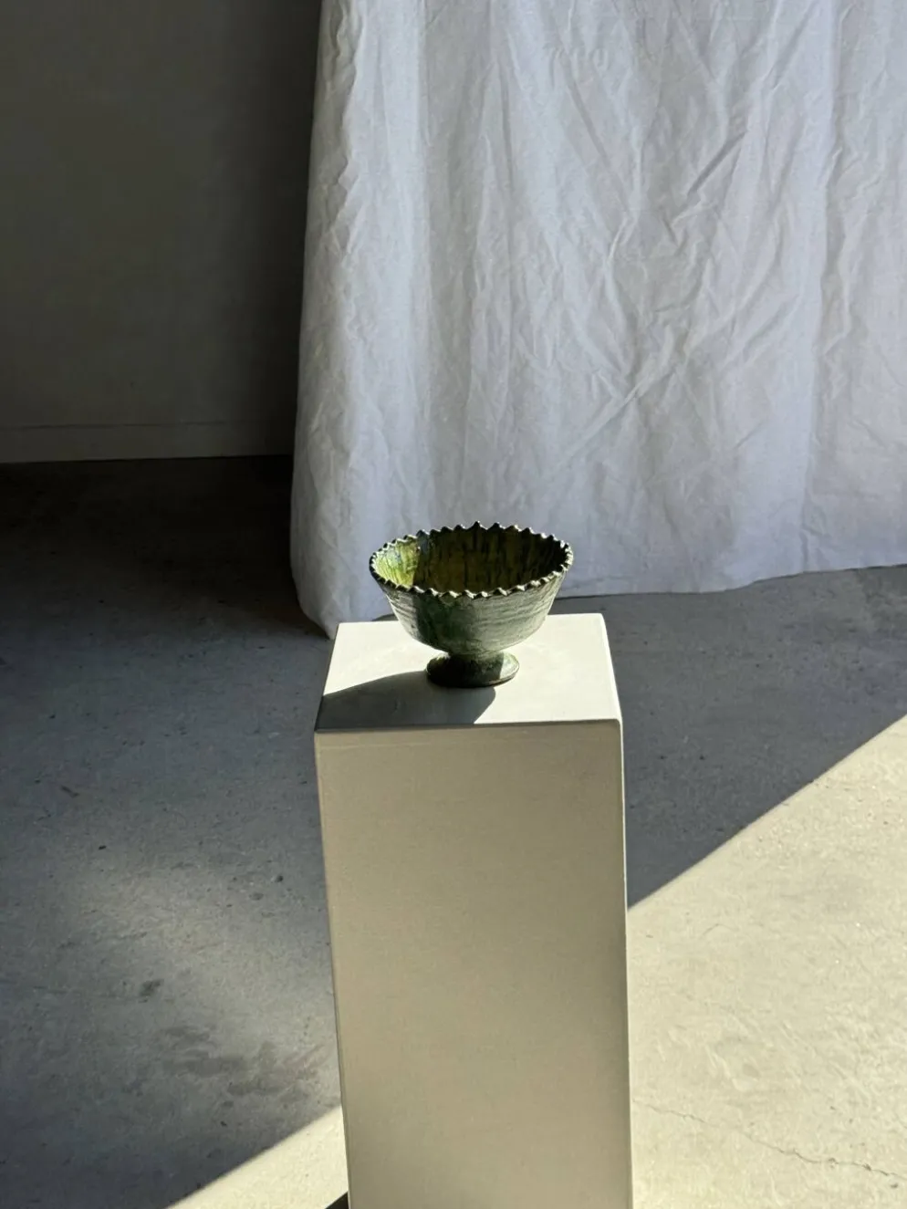 Lot de 2 coupes artisanales sur pied en terre cuite vernissée verte et brun