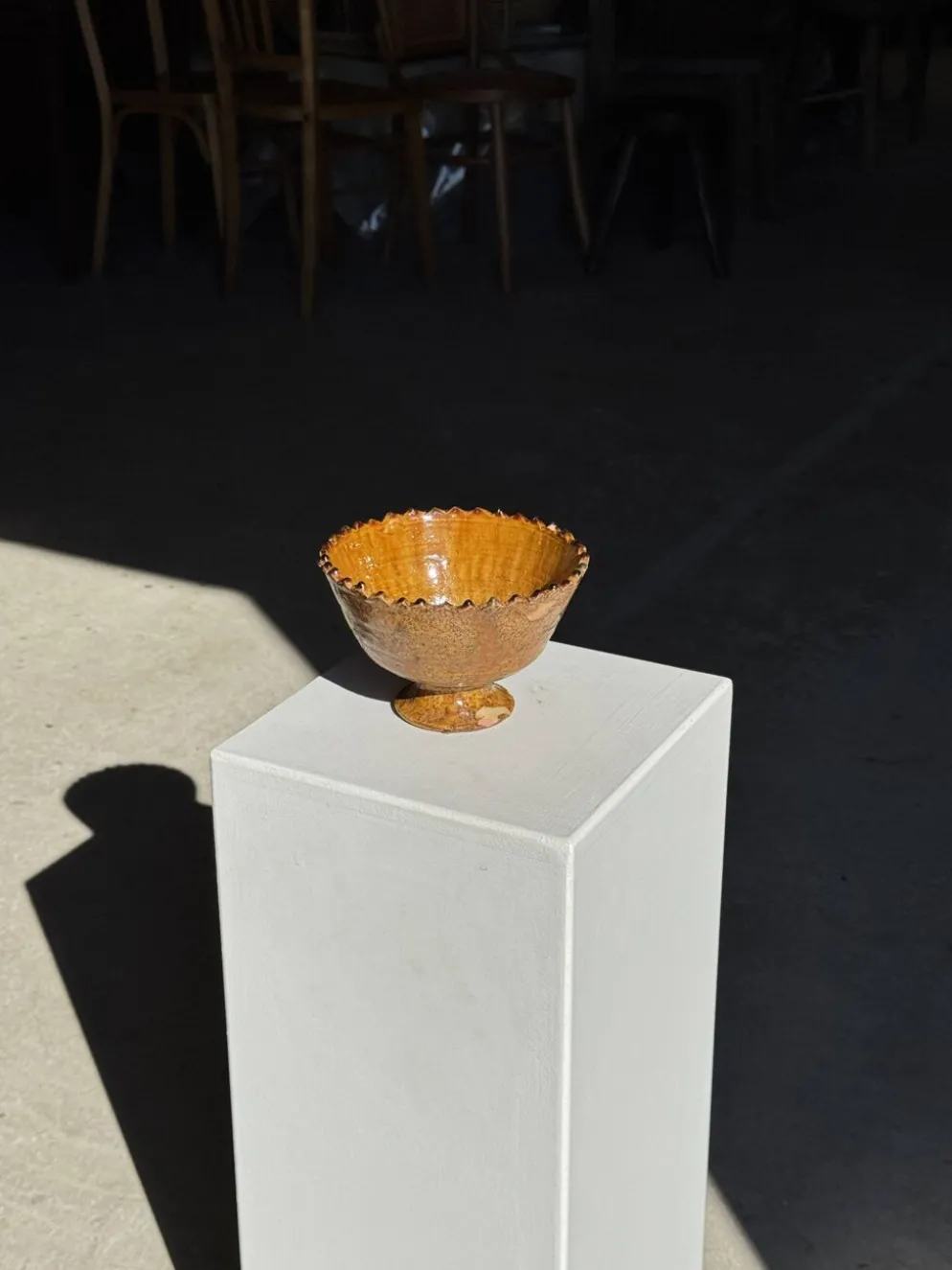 Lot de 2 coupes artisanales sur pied en terre cuite vernissée verte et brun