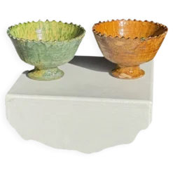 Lot de 2 coupes artisanales sur pied en terre cuite vernissée verte et brun