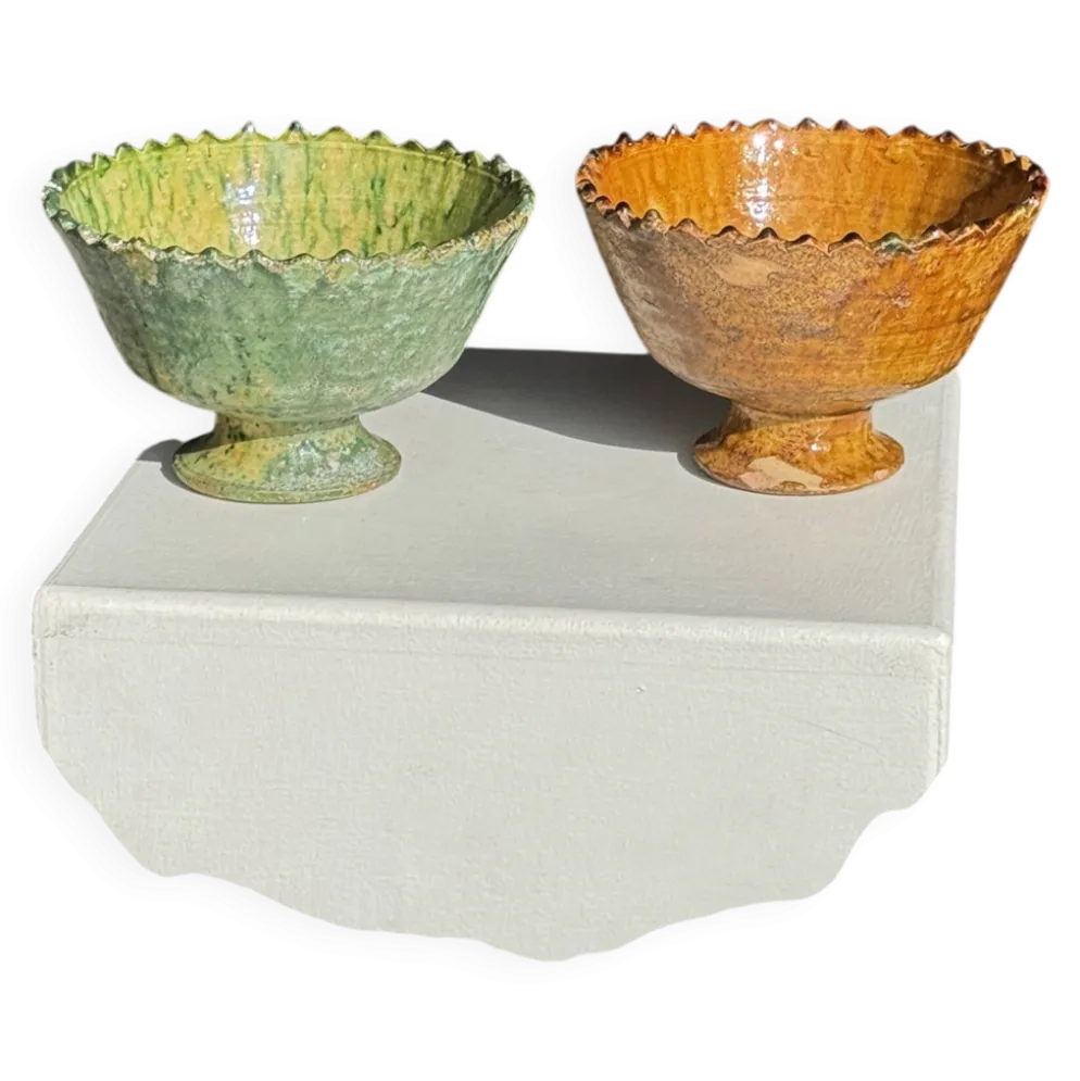 Lot de 2 coupes artisanales sur pied en terre cuite vernissée verte et brun