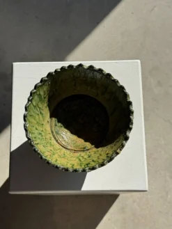 Lot de 2 coupes artisanales sur pied en terre cuite vernissée verte et brun