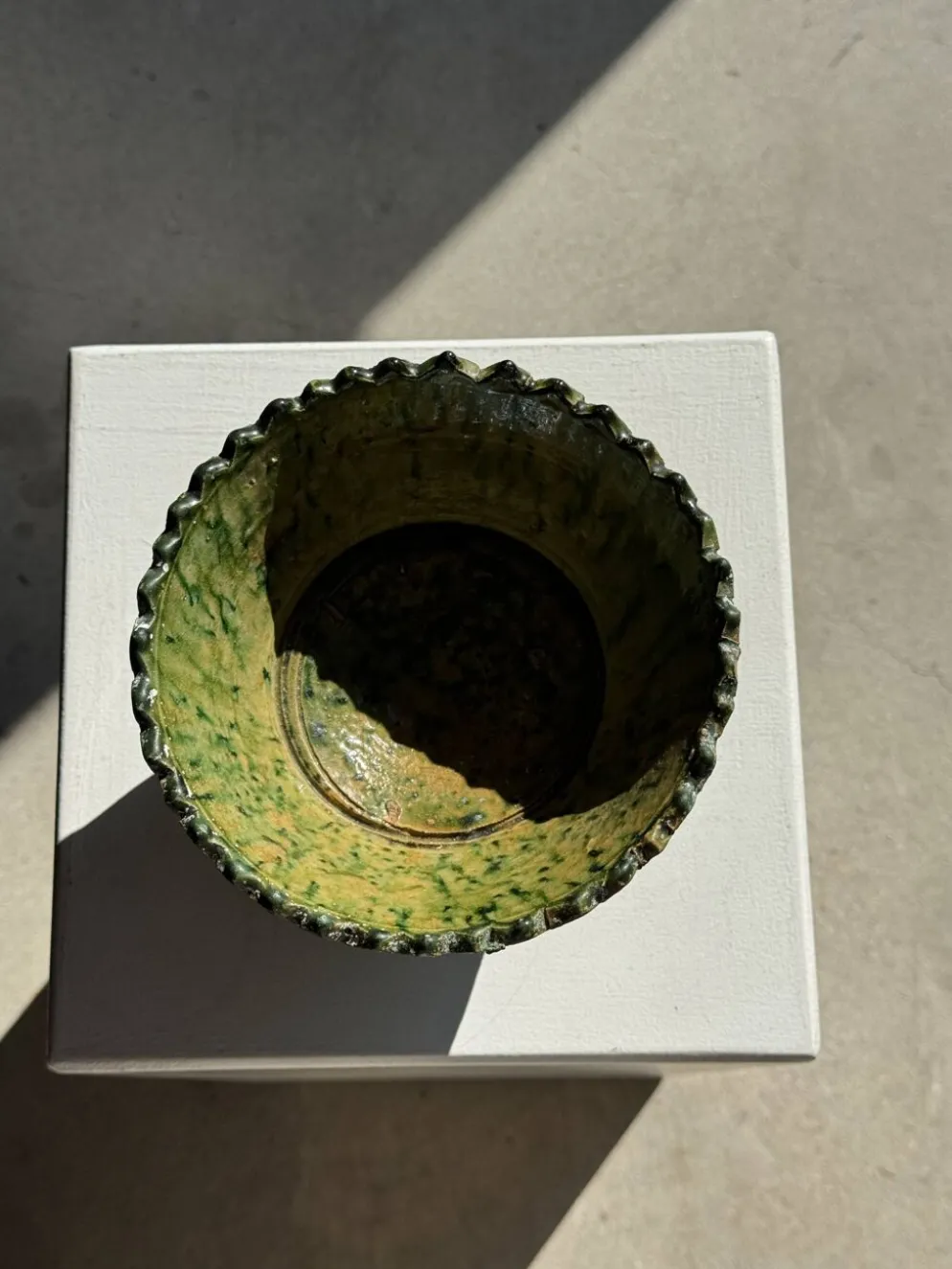Lot de 2 coupes artisanales sur pied en terre cuite vernissée verte et brun