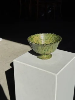 Lot de 2 coupes artisanales sur pied en terre cuite vernissée verte et brun