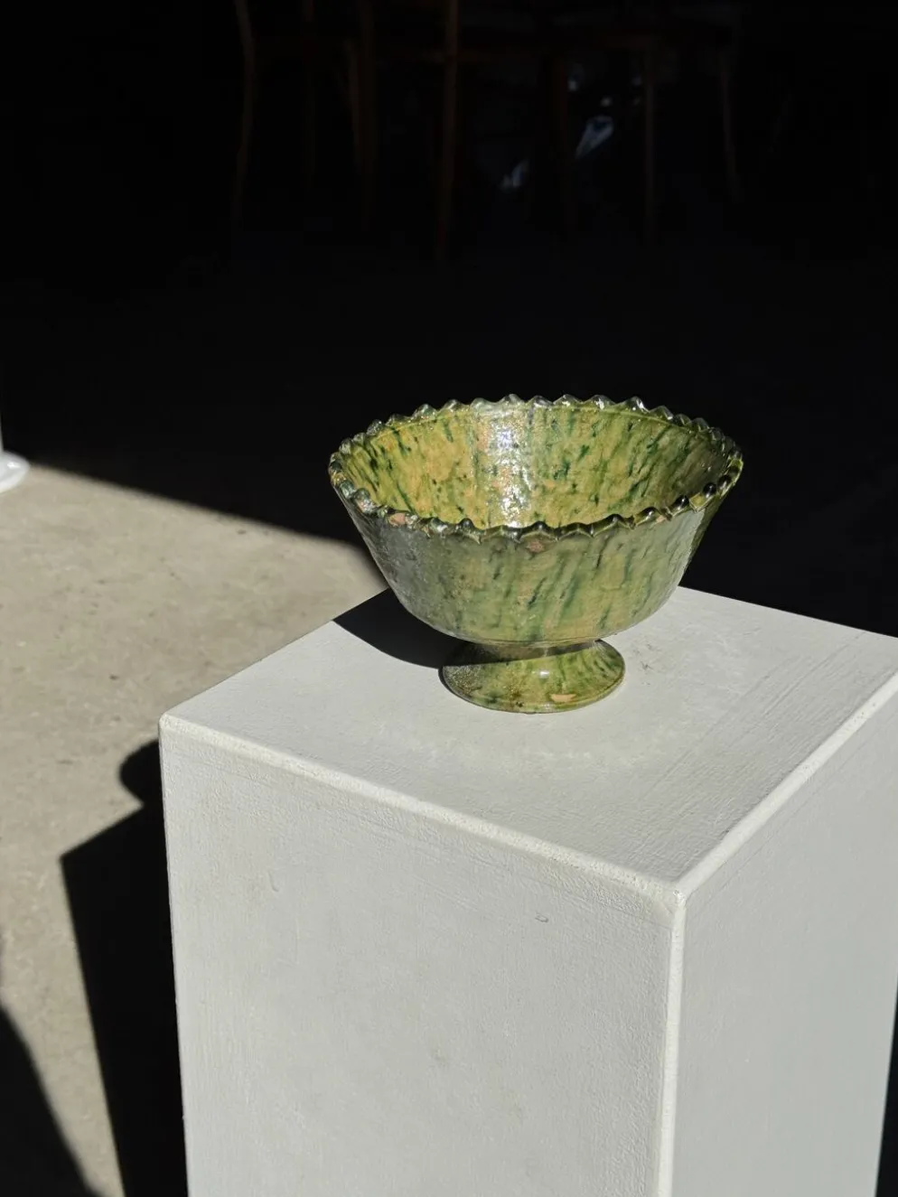 Lot de 2 coupes artisanales sur pied en terre cuite vernissée verte et brun