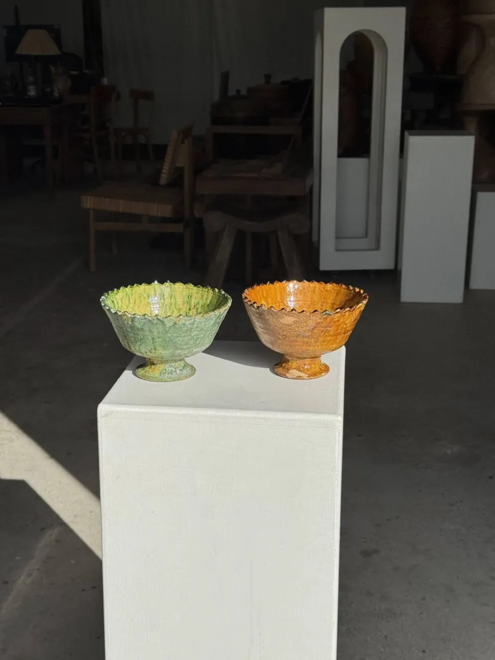 Lot de 2 coupes artisanales sur pied en terre cuite vernissée verte et brun