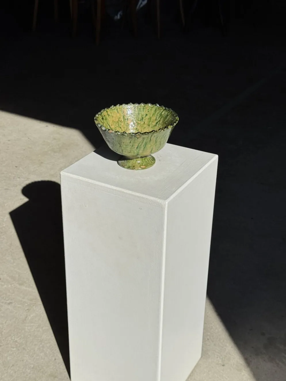 Lot de 2 coupes artisanales sur pied en terre cuite vernissée verte et brun