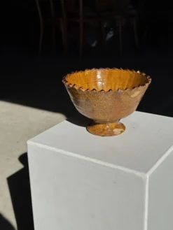 Lot de 2 coupes artisanales sur pied en terre cuite vernissée verte et brun