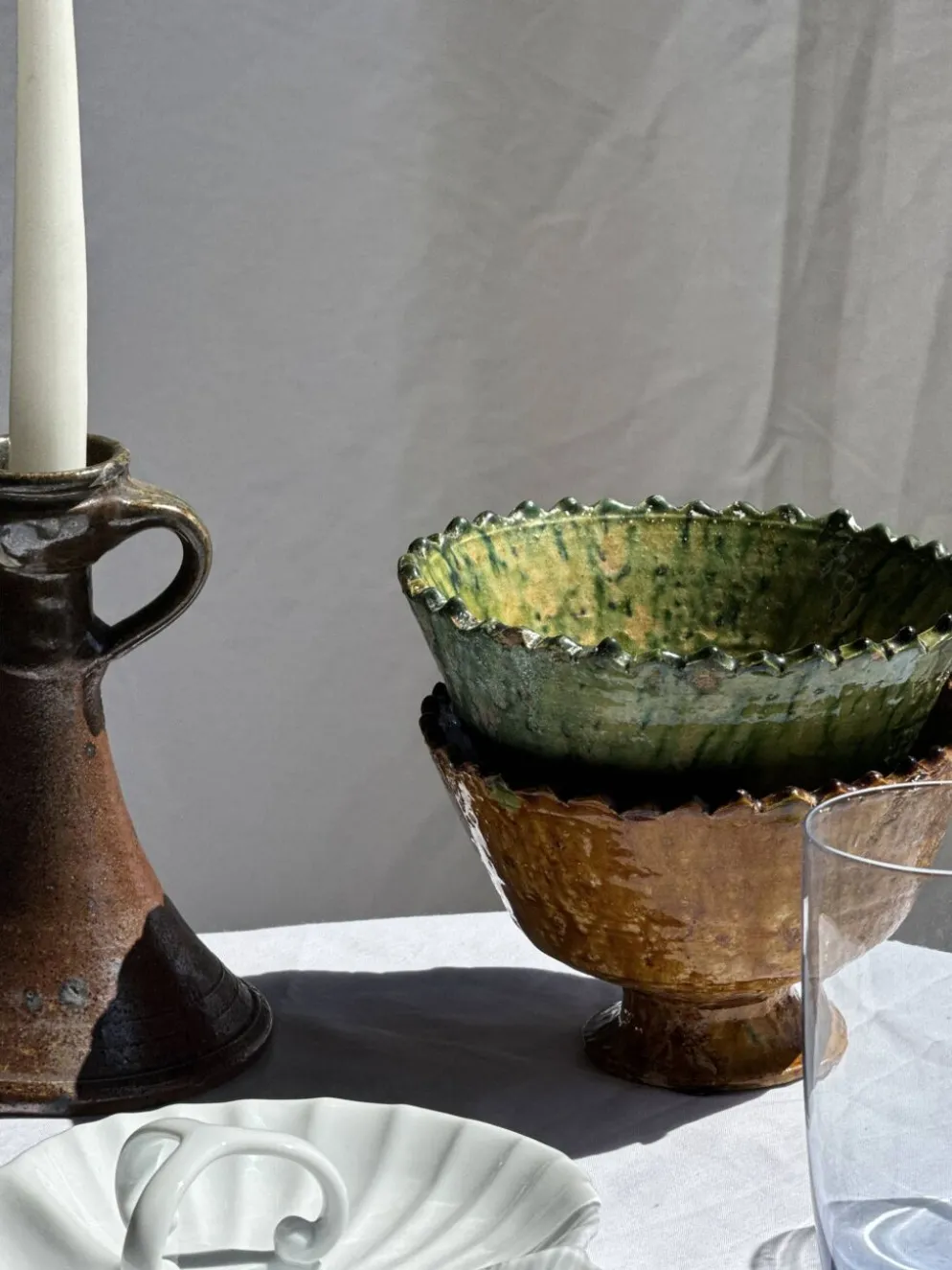 Lot de 2 coupes artisanales sur pied en terre cuite vernissée verte et brun