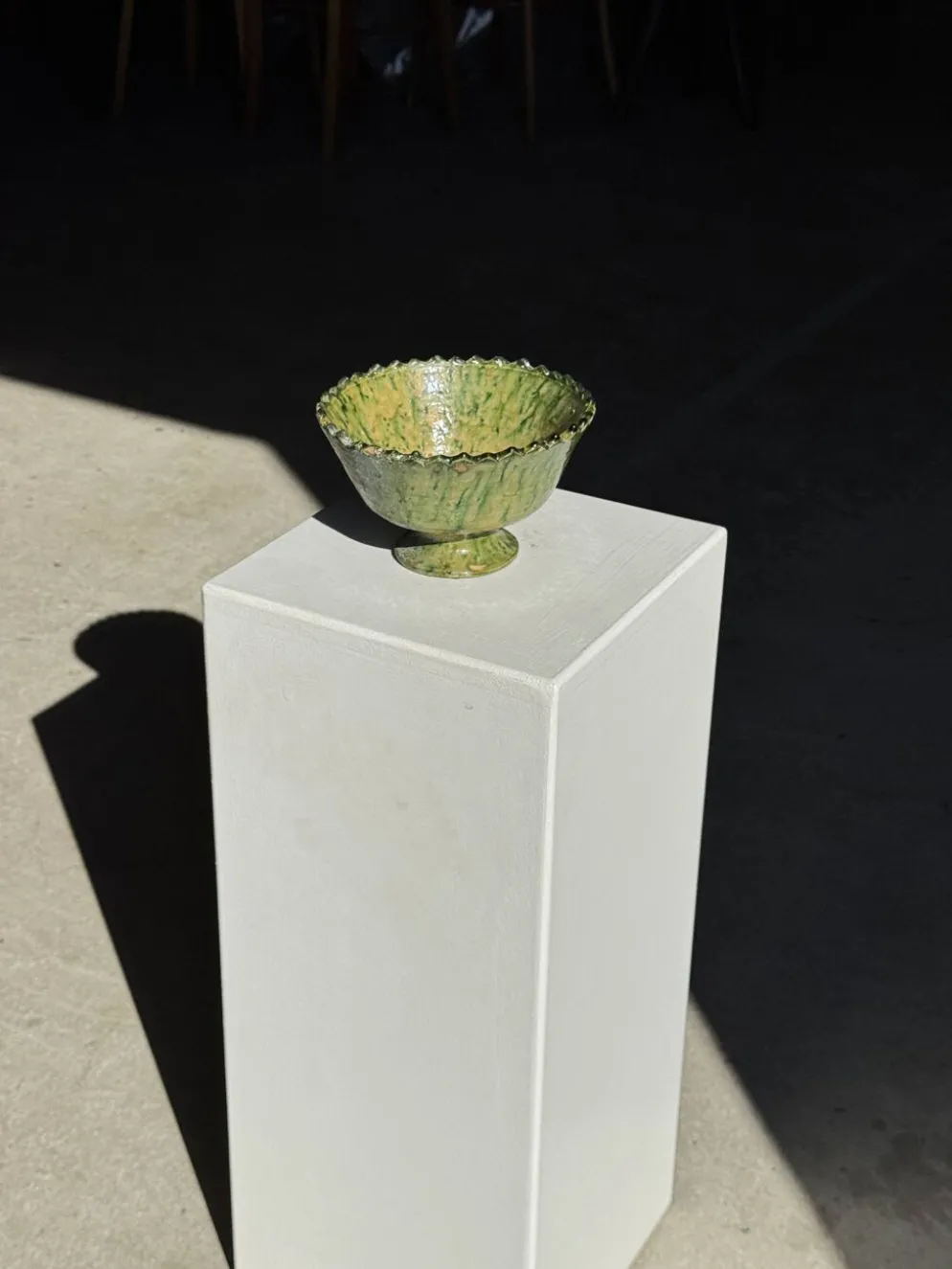 Lot de 2 coupes artisanales sur pied en terre cuite vernissée verte et brun