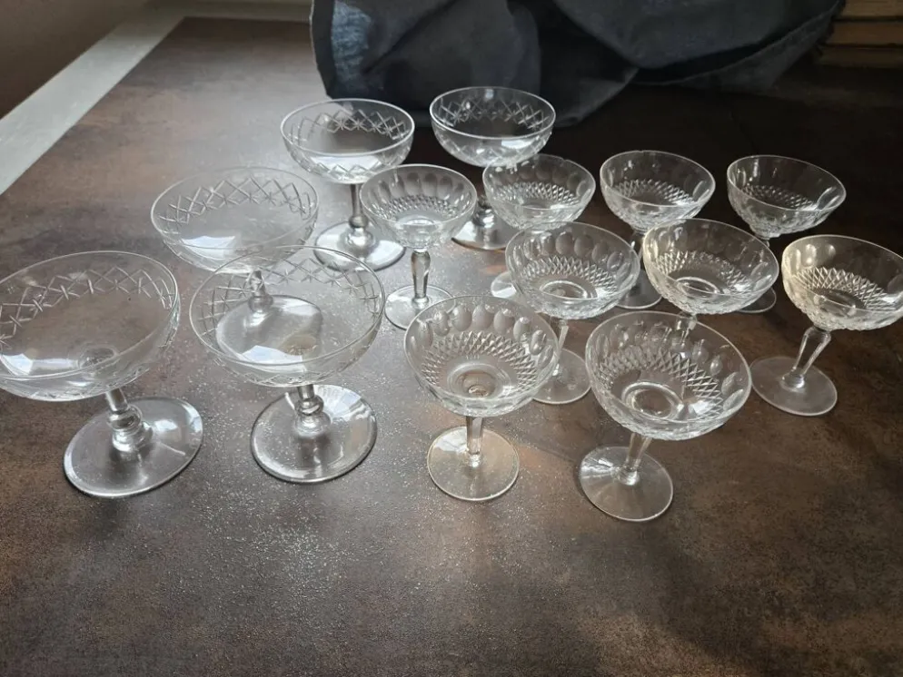 Lot de 13 coupes à champagne vintage en verre taillé / bistrot
