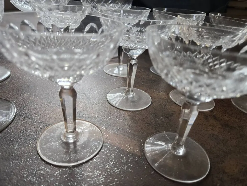 Lot de 13 coupes à champagne vintage en verre taillé / bistrot