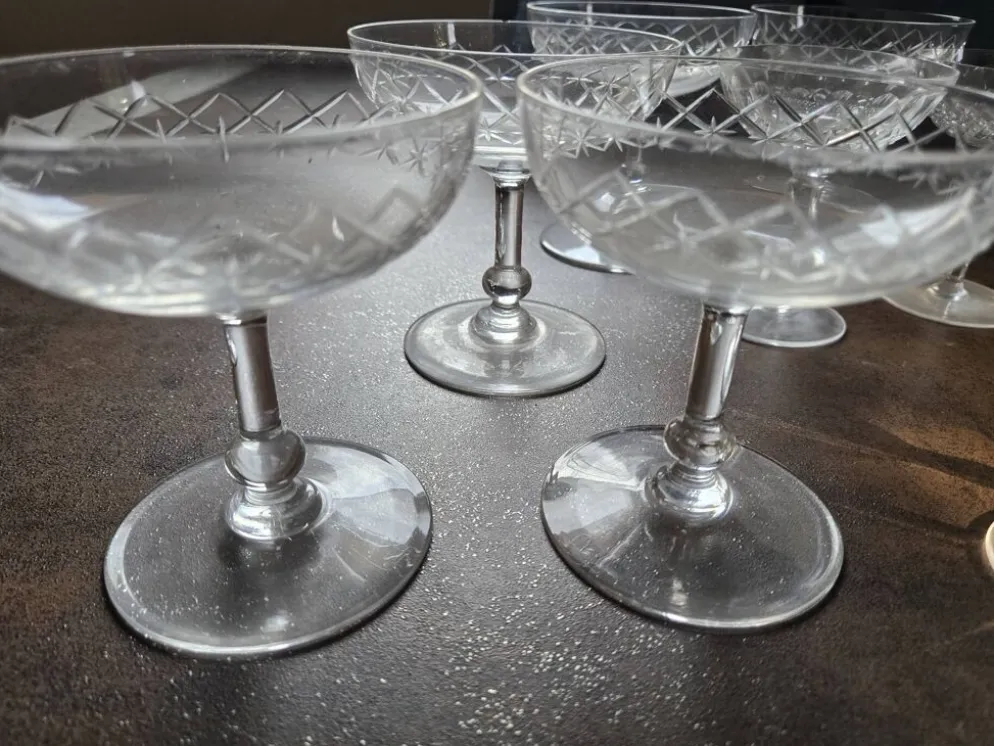 Lot de 13 coupes à champagne vintage en verre taillé / bistrot
