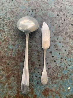 Lot de couverts de service en metal argente, dépareillés, une louche et un couteau a poisson