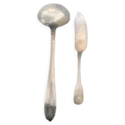 Lot de couverts de service en metal argente, dépareillés, une louche et un couteau a poisson